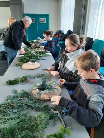 Foto 3 van 20 uit het album Kerstbloemschikken voor kinderen (2022)