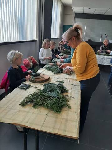 Foto 4 van 20 uit het album Kerstbloemschikken voor kinderen (2022)