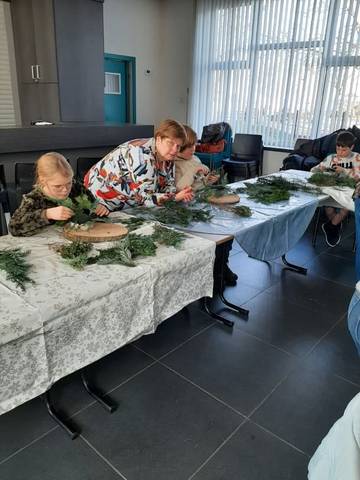 Foto 5 van 20 uit het album Kerstbloemschikken voor kinderen (2022)