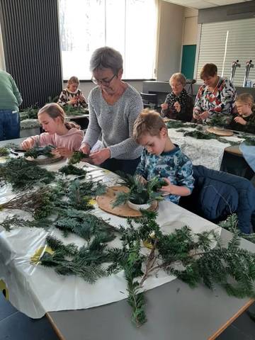Foto 8 van 20 uit het album Kerstbloemschikken voor kinderen (2022)