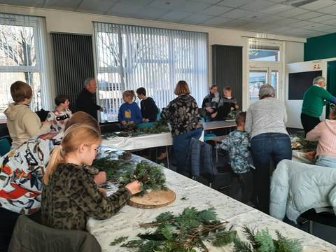 Foto 11 van 20 uit het album Kerstbloemschikken voor kinderen (2022)