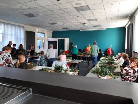 Foto 12 van 20 uit het album Kerstbloemschikken voor kinderen (2022)