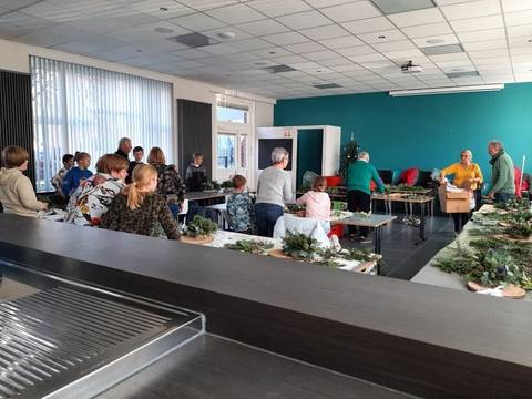Foto 13 van 20 uit het album Kerstbloemschikken voor kinderen (2022)