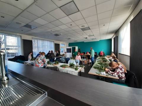 Foto 14 van 20 uit het album Kerstbloemschikken voor kinderen (2022)