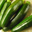 Pas geoogste donkergroene courgettes