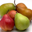 Rijpe peren in groen, rood en bruin