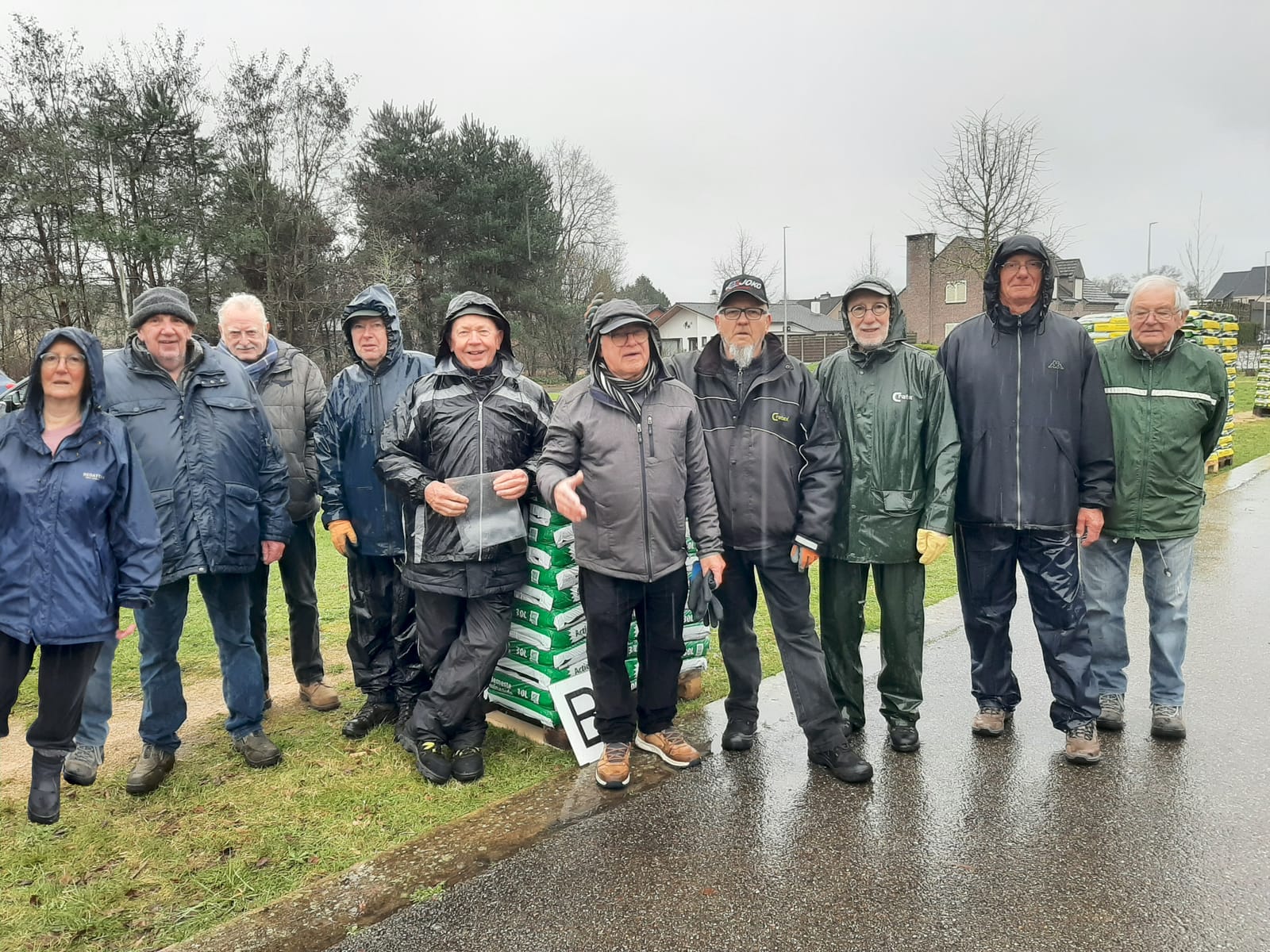 De "verzopen" werkers die de verdeling van de potgrond tot een goed einde brachten