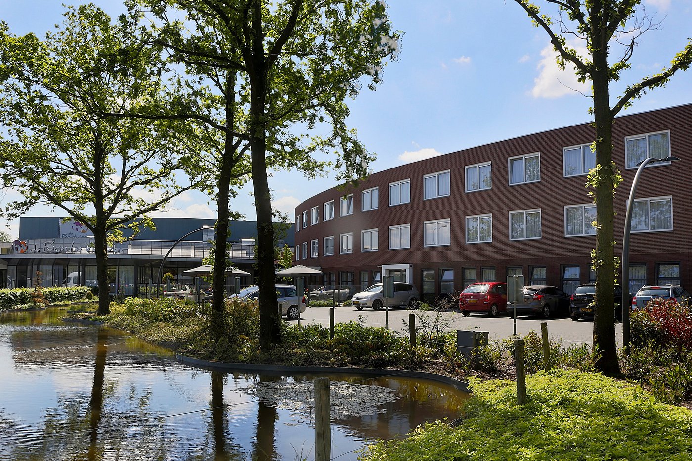 Aankondiging van Vierdaagse busreis naar De Bonte Wever (Assen)